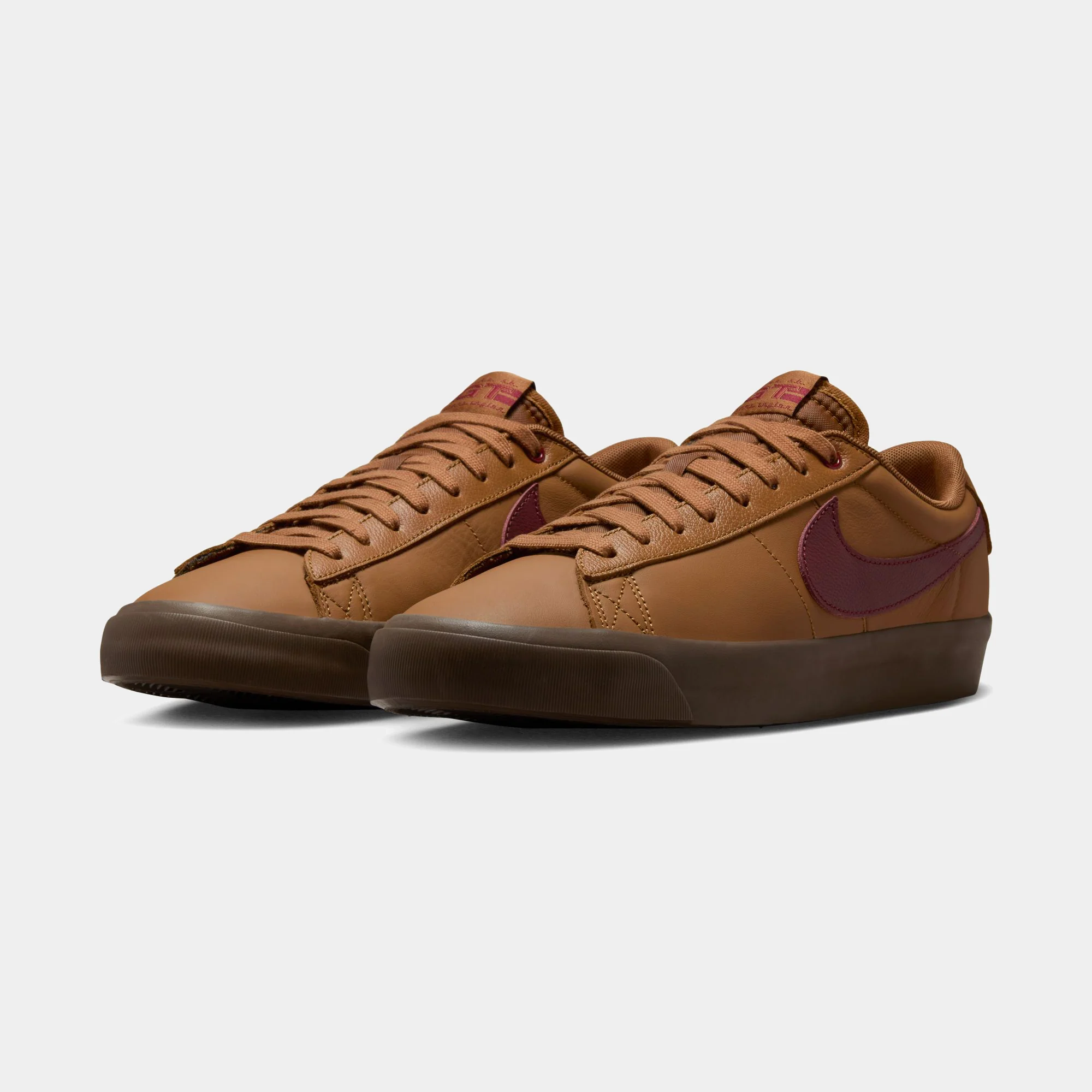 NIKE SB BLAZER LOW PRO GT - LIGHT BRITISH TAN/DARK TEAM RED - Image 2