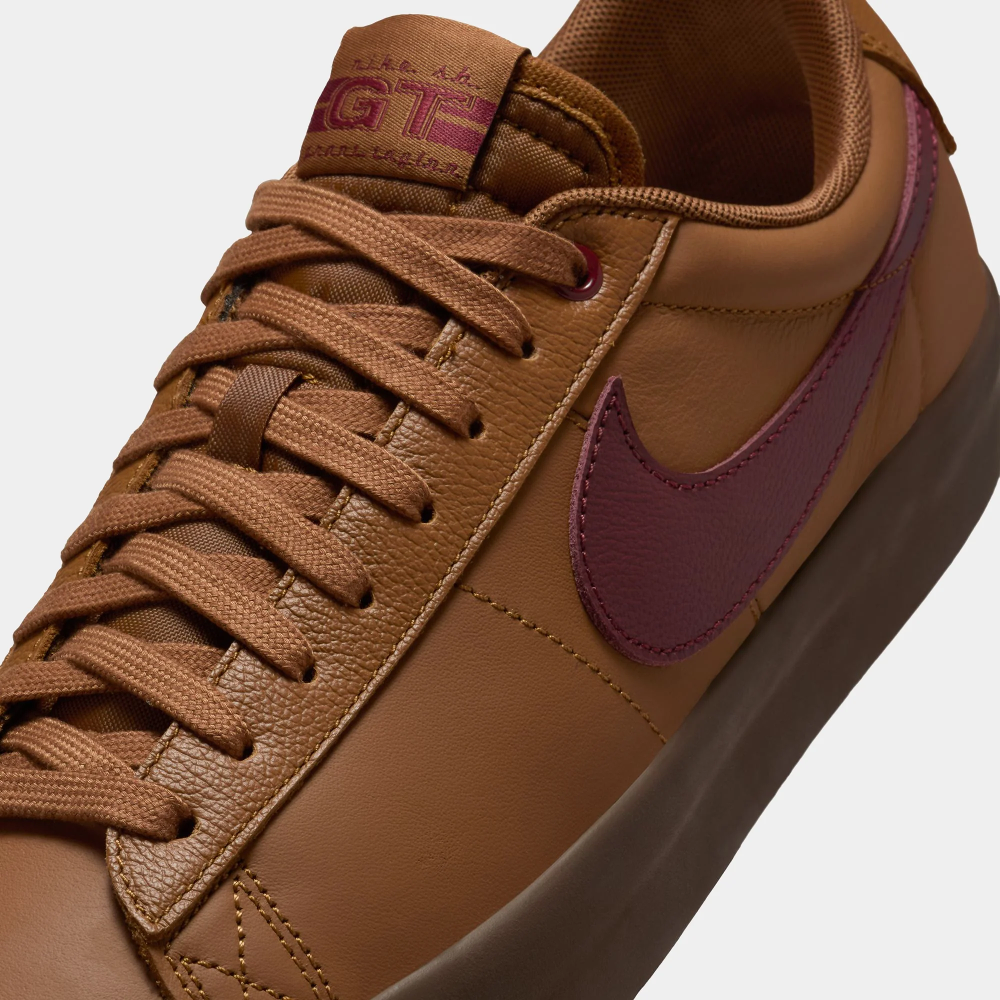 NIKE SB BLAZER LOW PRO GT - LIGHT BRITISH TAN/DARK TEAM RED - Image 4